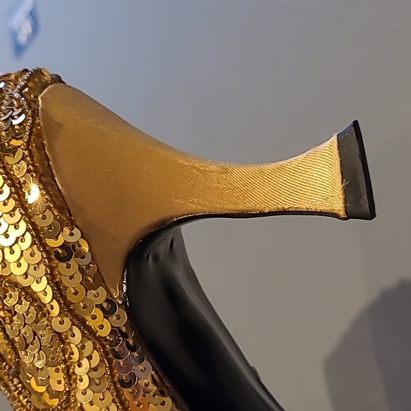 Gorgeous Cabarros gold sequin pumps with approximately 2" satin heels. Size 9.5B - Picture 6 of 9